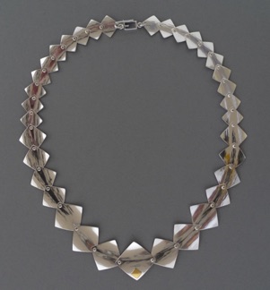 Halsband
"Kvadrat på kvadrat".
Silver och guld (2010).
Pris 12 000 kr. Halsband
"Kvadrat på kvadrat".
Silver och guld (2010).
Pris 12 000 kr.
